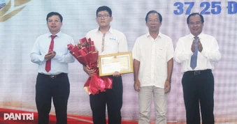 Thủ khoa tốt nghiệp THPT ở Cà Mau được tặng xe máy hơn 19 triệu đồng
