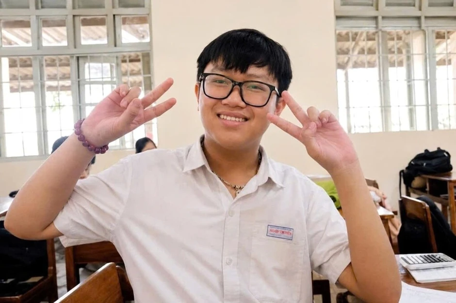 Thủ khoa trường chuyên giành 2 điểm 10 Toán Thủ khoa trường chuyên giành 2 điểm 10 Toán