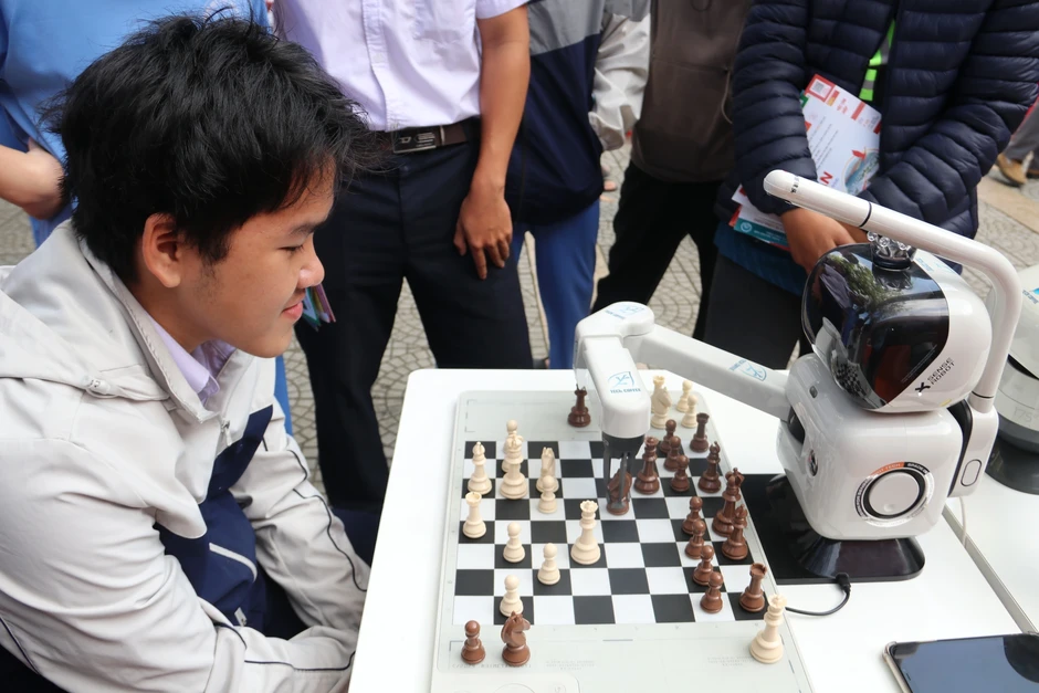 Thử thách đánh cờ cùng robot: Điểm nhấn công nghệ tại ngày hội tư vấn mùa thi Thử thách đánh cờ cùng robot: Điểm nhấn công nghệ tại ngày hội tư vấn mùa thi