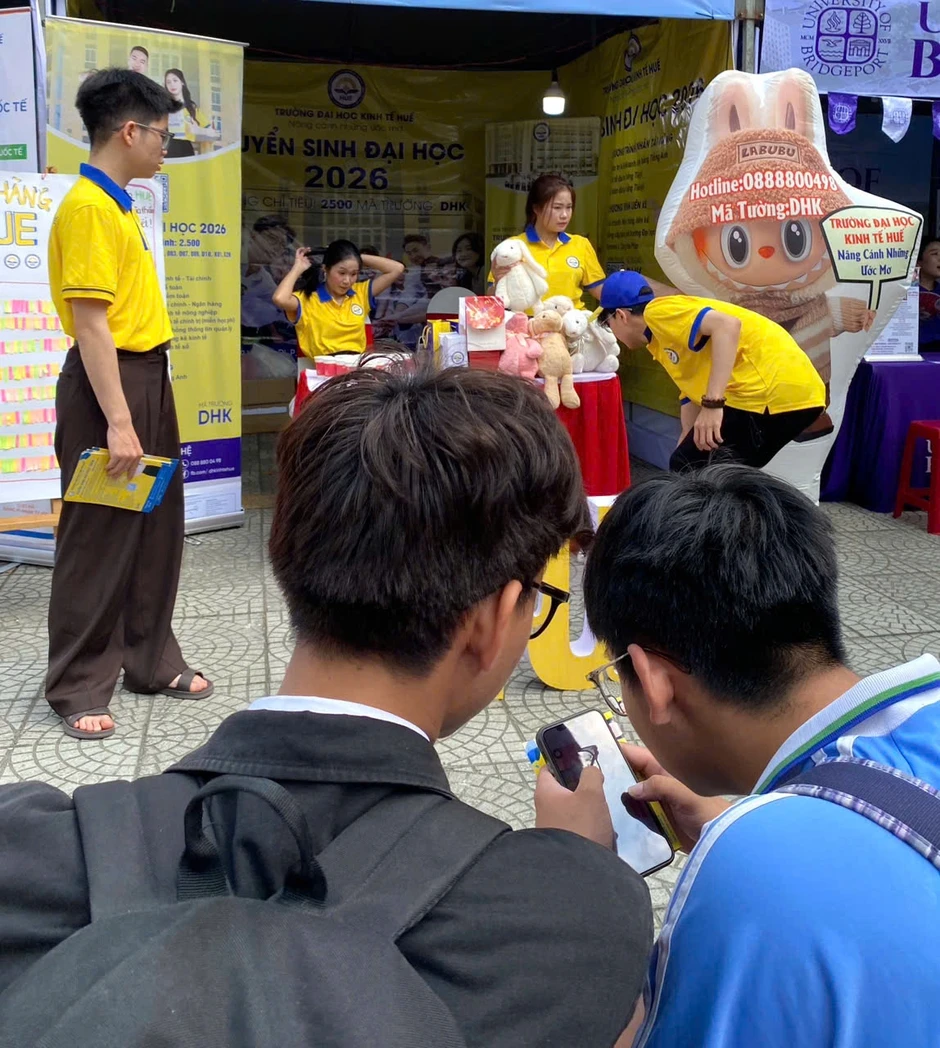 Thử thách đánh cờ cùng robot: Điểm nhấn công nghệ tại ngày hội tư vấn mùa thi Thử thách đánh cờ cùng robot: Điểm nhấn công nghệ tại ngày hội tư vấn mùa thi