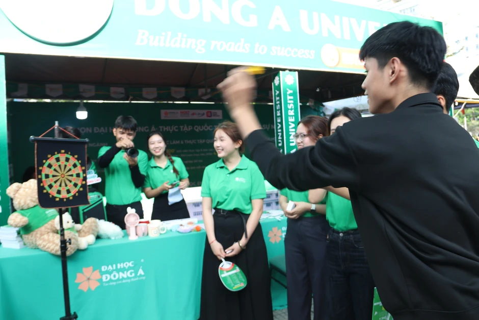 Thử thách đánh cờ cùng robot: Điểm nhấn công nghệ tại ngày hội tư vấn mùa thi Thử thách đánh cờ cùng robot: Điểm nhấn công nghệ tại ngày hội tư vấn mùa thi