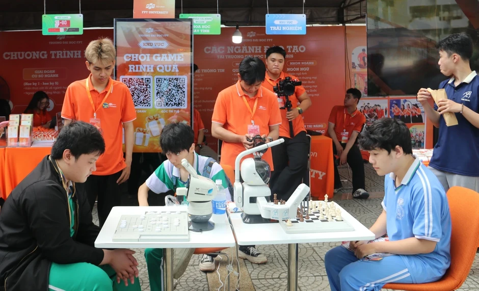 Thử thách đánh cờ cùng robot: Điểm nhấn công nghệ tại ngày hội tư vấn mùa thi Thử thách đánh cờ cùng robot: Điểm nhấn công nghệ tại ngày hội tư vấn mùa thi