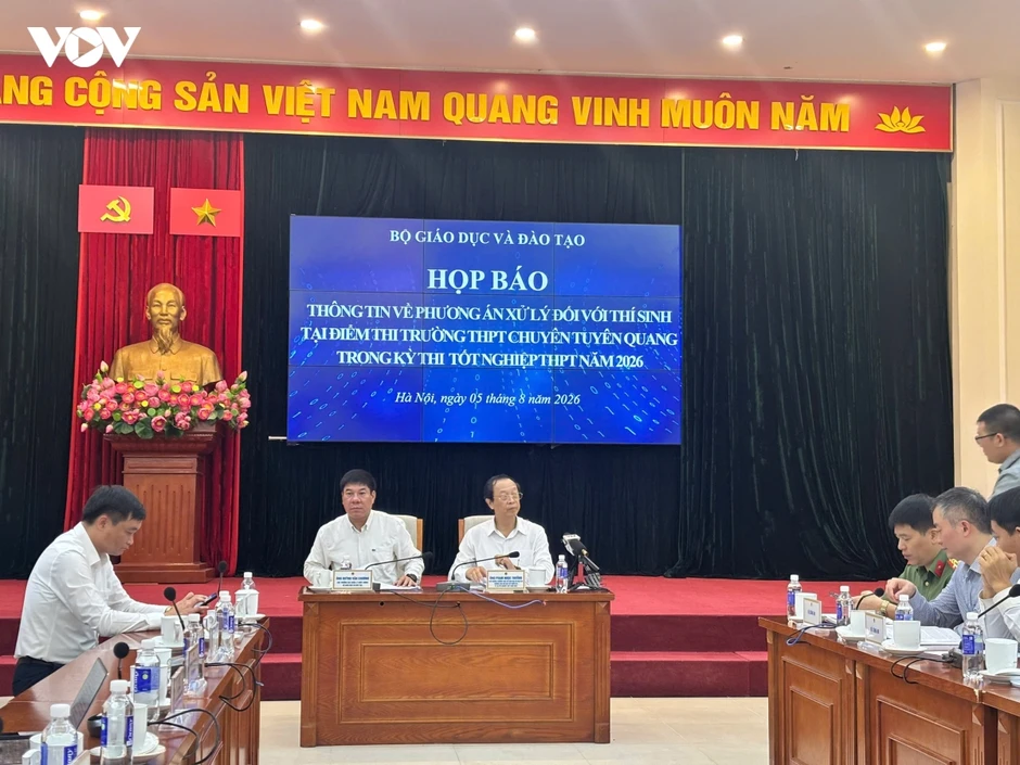 Thứ trưởng Bộ GD-ĐT: Thi lại là phương án phù hợp nhất, bảo đảm tính nhân văn Thứ trưởng Bộ GD-ĐT: Thi lại là phương án phù hợp nhất, bảo đảm tính nhân văn
