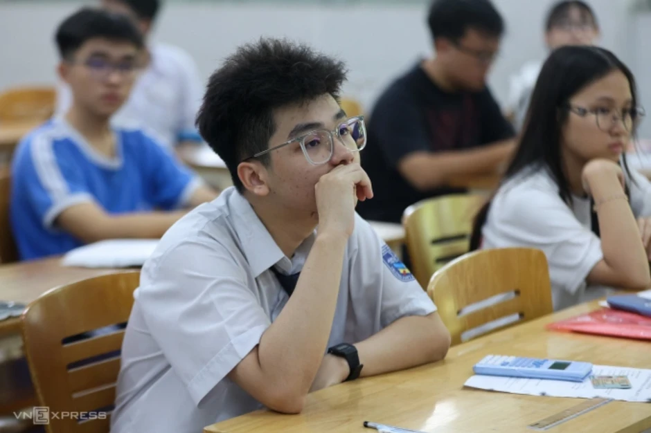 Thứ trưởng Giáo dục: Nuôi một sinh viên bằng cả năm tiền lương bình quân Thứ trưởng Giáo dục: Nuôi một sinh viên bằng cả năm tiền lương bình quân