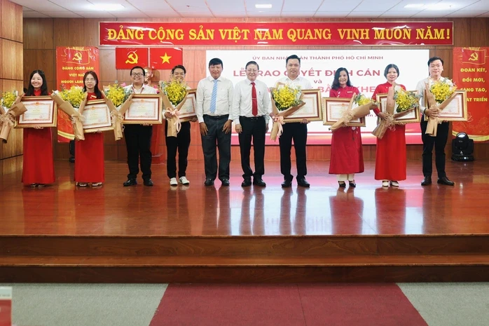 Thủ tướng Chính phủ tặng Bằng khen cho 8 cá nhân xuất sắc của Trường CĐ Kinh tế TP HCM Thủ tướng Chính phủ tặng Bằng khen cho 8 cá nhân xuất sắc của Trường CĐ Kinh tế TP HCM