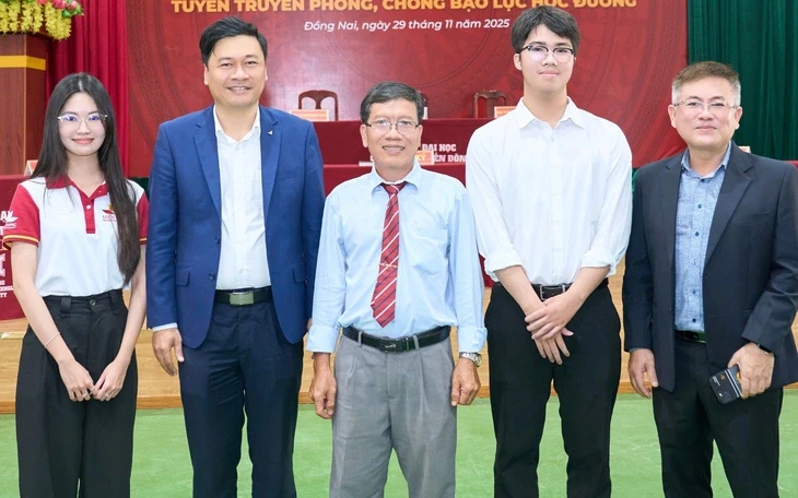 Thực hư video nữ sinh Gia Lai 'sang chấn tâm lý do bị đánh hội đồng' Thực hư video nữ sinh Gia Lai 'sang chấn tâm lý do bị đánh hội đồng'