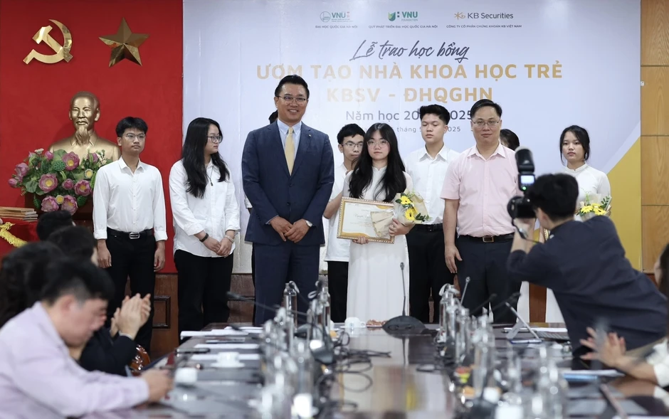 Tiếp bước con đường của mẹ đã khuất, 10X nhận học bổng tiến sĩ trước tốt nghiệp Tiếp bước con đường của mẹ đã khuất, 10X nhận học bổng tiến sĩ trước tốt nghiệp