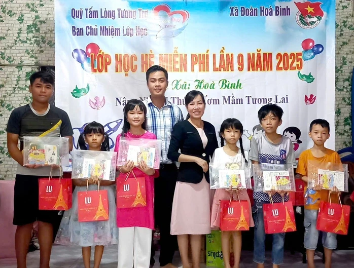 Tiếp sức học trò nghèo, nối dài yêu thương Tiếp sức học trò nghèo, nối dài yêu thương