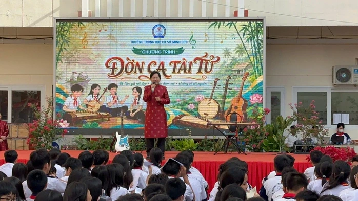 Tiết mục đặc biệt ở sân trường của NSƯT Kim Tử Long và con trai Tiết mục đặc biệt ở sân trường của NSƯT Kim Tử Long và con trai