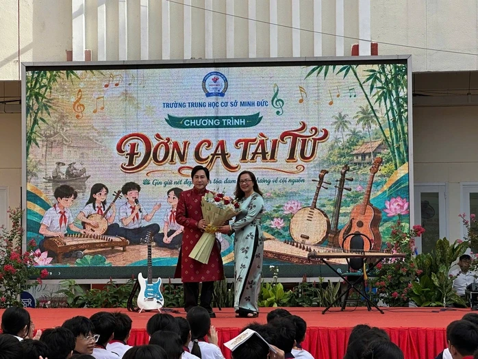 Tiết mục đặc biệt ở sân trường của NSƯT Kim Tử Long và con trai Tiết mục đặc biệt ở sân trường của NSƯT Kim Tử Long và con trai