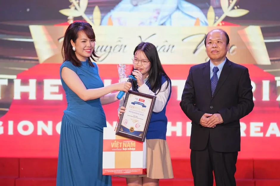 Tìm ra các thí sinh xuất sắc của cuộc thi viết bằng tiếng Anh “Thánh Gióng và Giấc mơ khát vọng” Tìm ra các thí sinh xuất sắc của cuộc thi viết bằng tiếng Anh “Thánh Gióng và Giấc mơ khát vọng”