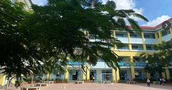 TPHCM: Một học sinh lớp 7 rơi từ lầu 3 trường học xuống đất