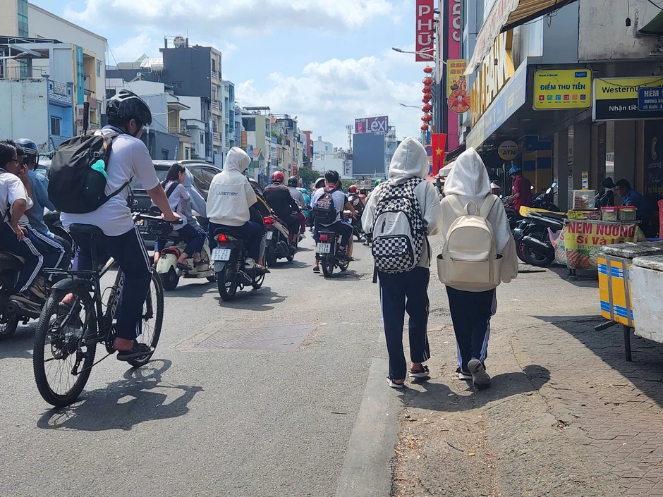 TP.HCM nắng nóng như đổ lửa, trường học, phụ huynh ứng phó
