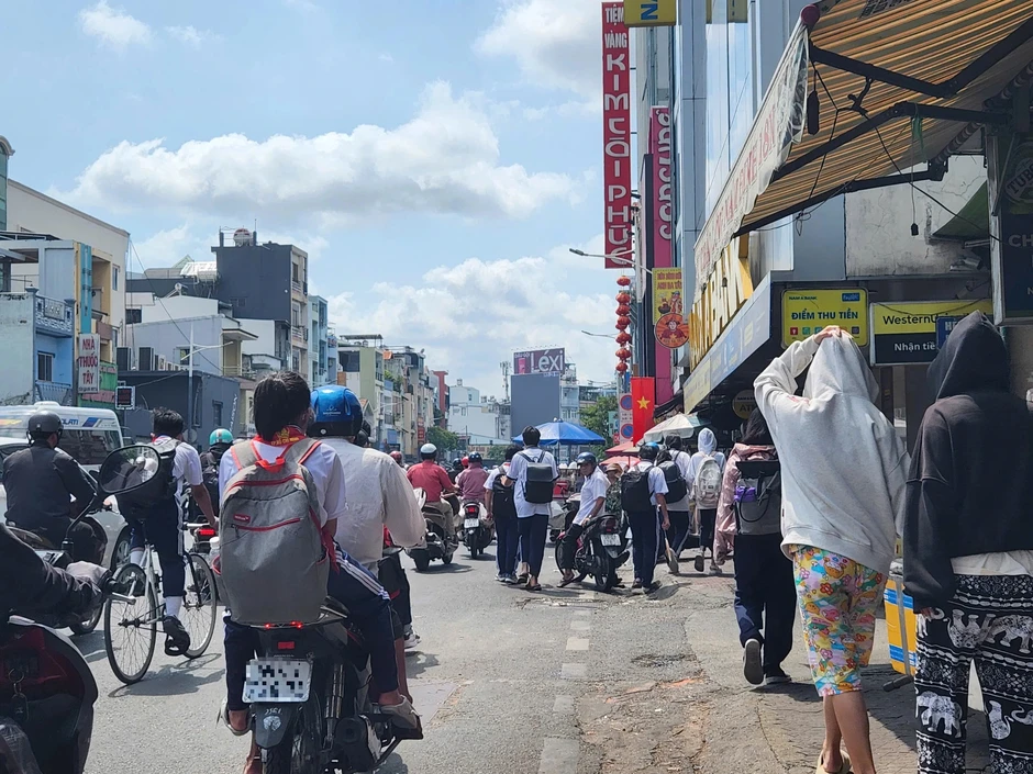 TP.HCM nắng nóng như đổ lửa, trường học, phụ huynh ứng phó