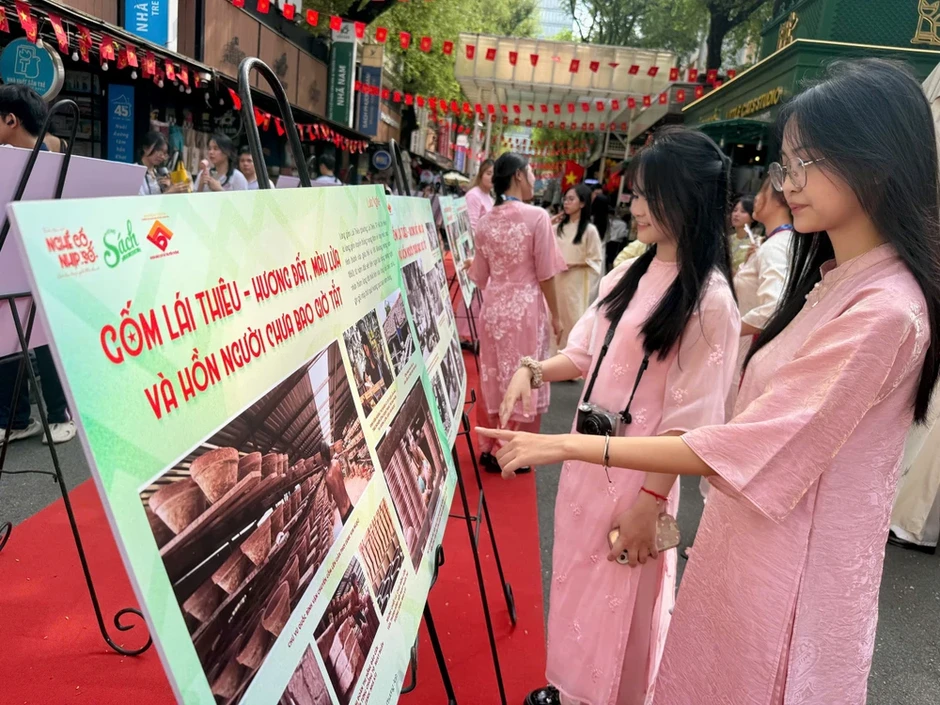 TP.HCM: Triển lãm của sinh viên kể câu chuyện làng nghề truyền thống