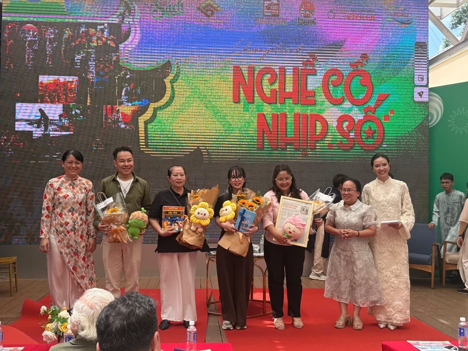 TP.HCM: Triển lãm của sinh viên kể câu chuyện làng nghề truyền thống