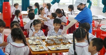 TPHCM yêu cầu “truy tận gốc" hơn 300 cơ sở cung cấp suất ăn học đường