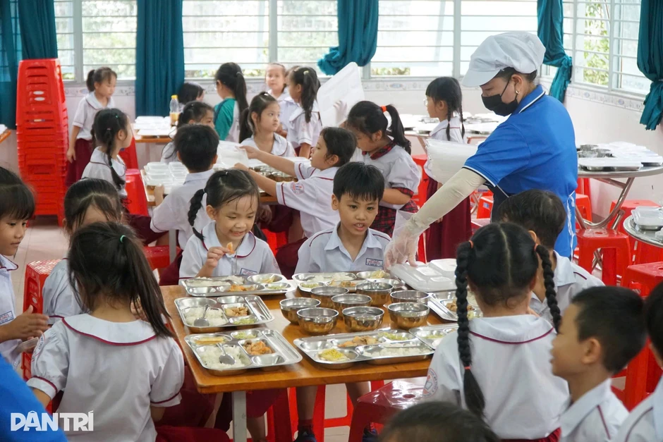 TPHCM yêu cầu “truy tận gốc" hơn 300 cơ sở cung cấp suất ăn học đường TPHCM yêu cầu “truy tận gốc" hơn 300 cơ sở cung cấp suất ăn học đường