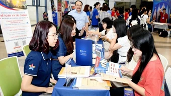 Trải nghiệm “là sinh viên Kinh tế Quốc dân”, giúp học sinh định hướng ngành học