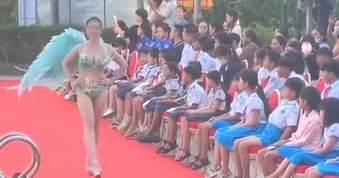 Tranh cãi thí sinh hoa hậu biểu diễn áo tắm trước nhiều học sinh nhỏ tuổi