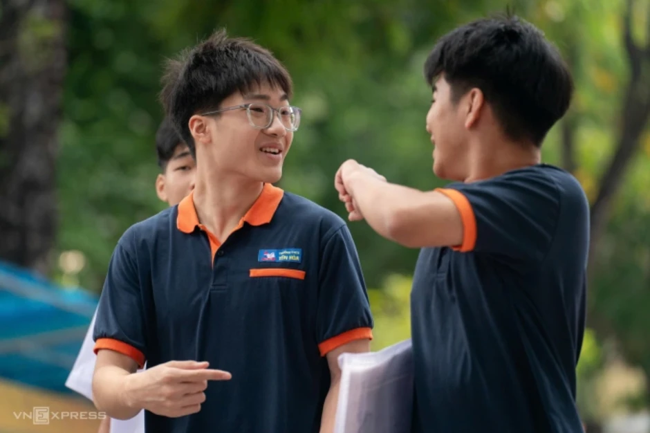 Tranh luận về bài toán 0,5 điểm trong đề thi lớp 10 Hà Nội Tranh luận về bài toán 0,5 điểm trong đề thi lớp 10 Hà Nội