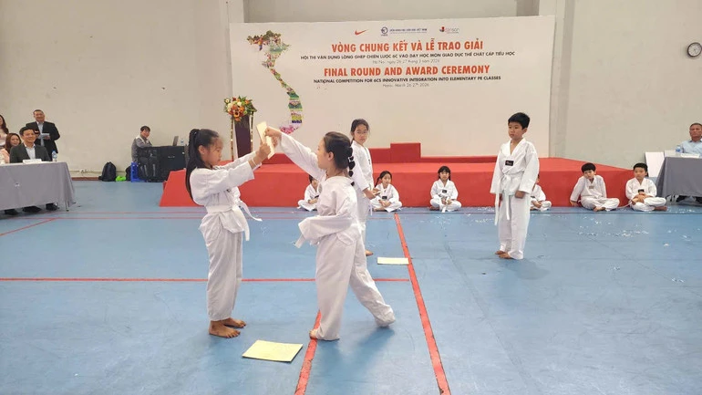 Trao giải Hội thi “Vận dụng lồng ghép Chiến lược 6C vào dạy học môn Giáo dục thể chất cấp tiểu học” Trao giải Hội thi “Vận dụng lồng ghép Chiến lược 6C vào dạy học môn Giáo dục thể chất cấp tiểu học”
