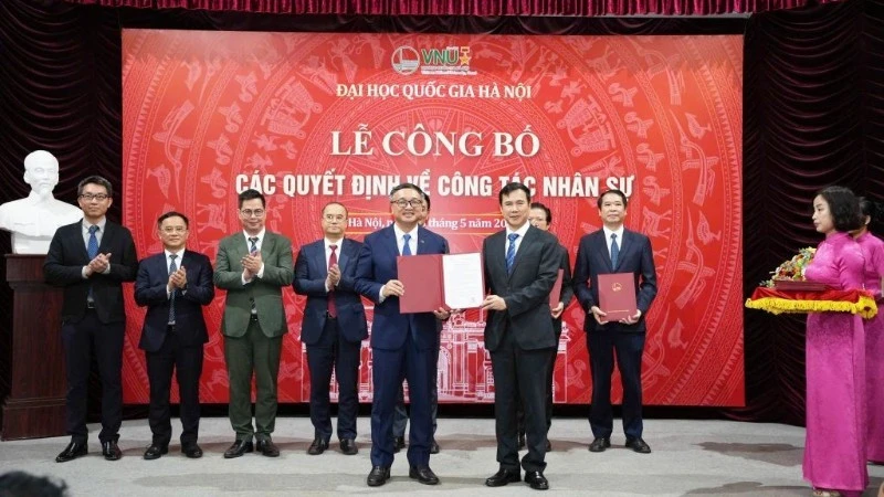 Trao quyết định bổ nhiệm lãnh đạo Trường đại học Ngoại ngữ (ULIS)