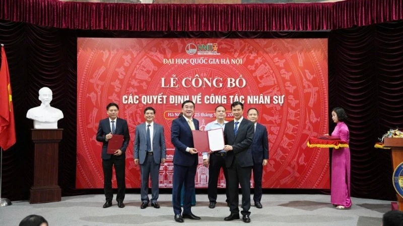 Trao quyết định bổ nhiệm lãnh đạo Trường đại học Ngoại ngữ (ULIS)