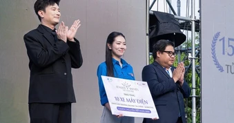 Trích tiền thưởng hơn 700 triệu đồng, nữ sinh viên mua xe máy điện tặng bạn