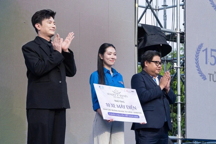 Trích tiền thưởng hơn 700 triệu đồng, nữ sinh viên mua xe máy điện tặng bạn Trích tiền thưởng hơn 700 triệu đồng, nữ sinh viên mua xe máy điện tặng bạn