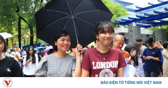 Trước áp lực thi vào 10 tại Hà Nội, phụ huynh cần đồng hành và chia sẻ với con