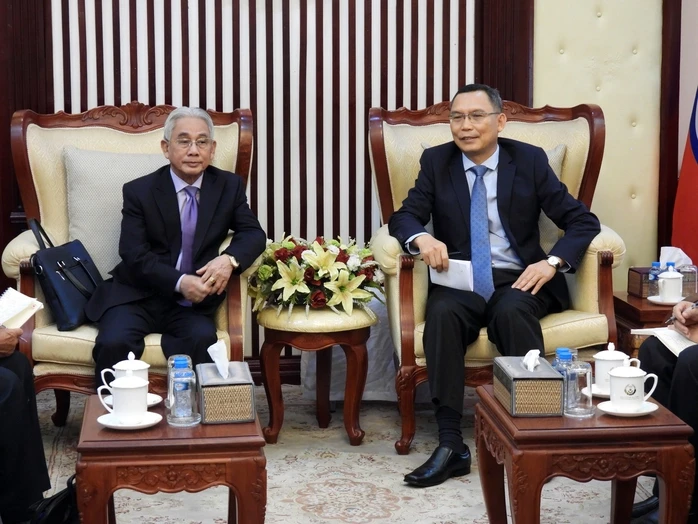 Trường Đại học Cửu Long làm việc với Bộ Công nghệ và Truyền thông Lào Trường Đại học Cửu Long làm việc với Bộ Công nghệ và Truyền thông Lào