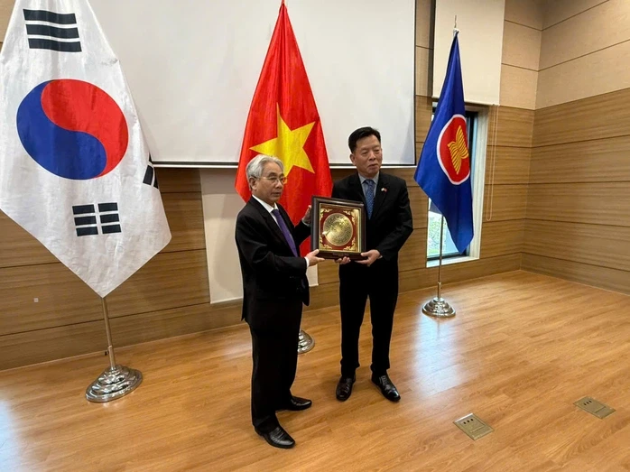 Trường Đại học Cửu Long thăm và làm việc với Đại sứ quán Việt Nam tại Hàn Quốc