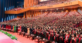 Trường đại học Ngoại thương trao bằng tốt nghiệp cho hơn 1.200 tân cử nhân