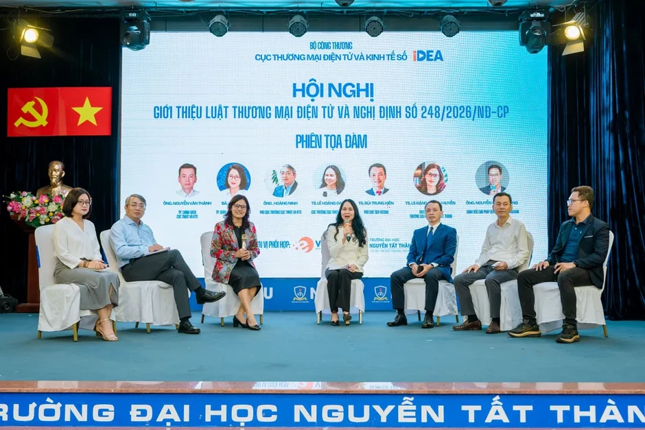 Trường Đại học Nguyễn Tất Thành đồng hành phổ biến Luật Thương mại điện tử