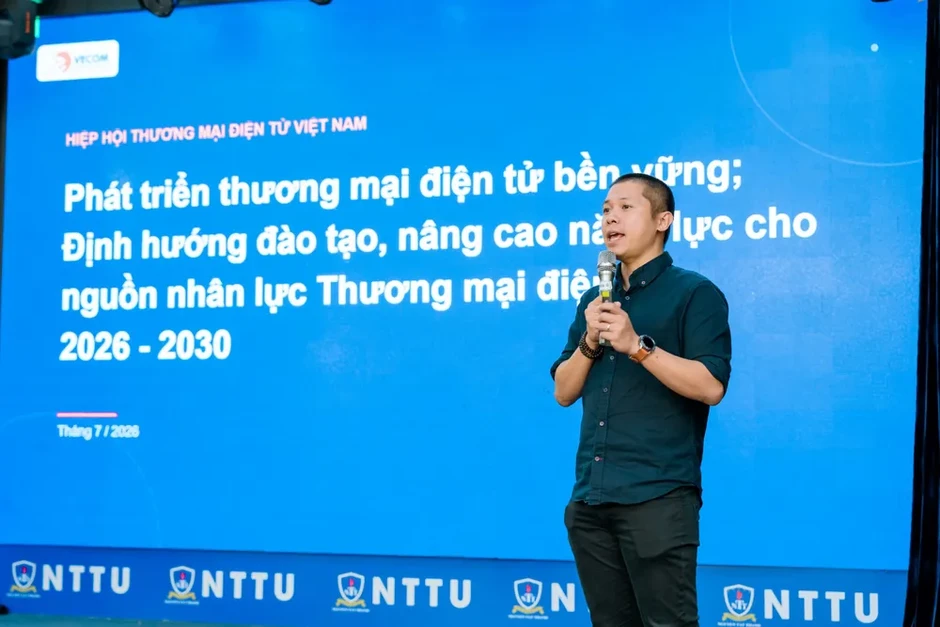 Trường Đại học Nguyễn Tất Thành đồng hành phổ biến Luật Thương mại điện tử