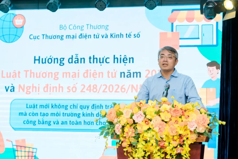 Trường Đại học Nguyễn Tất Thành đồng hành phổ biến Luật Thương mại điện tử