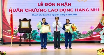 Trường Đại học Tây Đô đón nhận Huân chương Lao động hạng Nhì