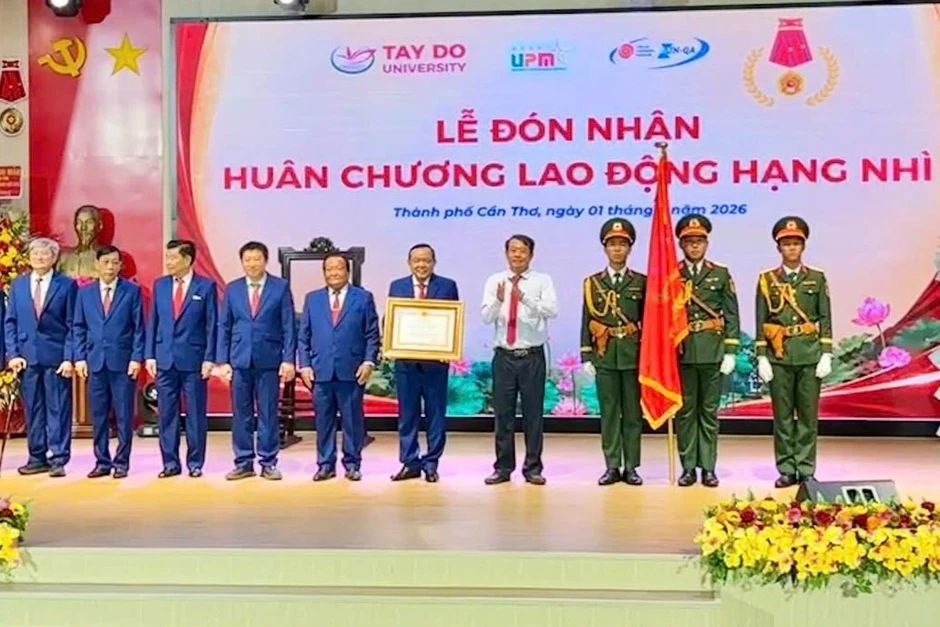 Trường Đại học Tây Đô đón nhận Huân chương Lao động hạng Nhì Trường Đại học Tây Đô đón nhận Huân chương Lao động hạng Nhì