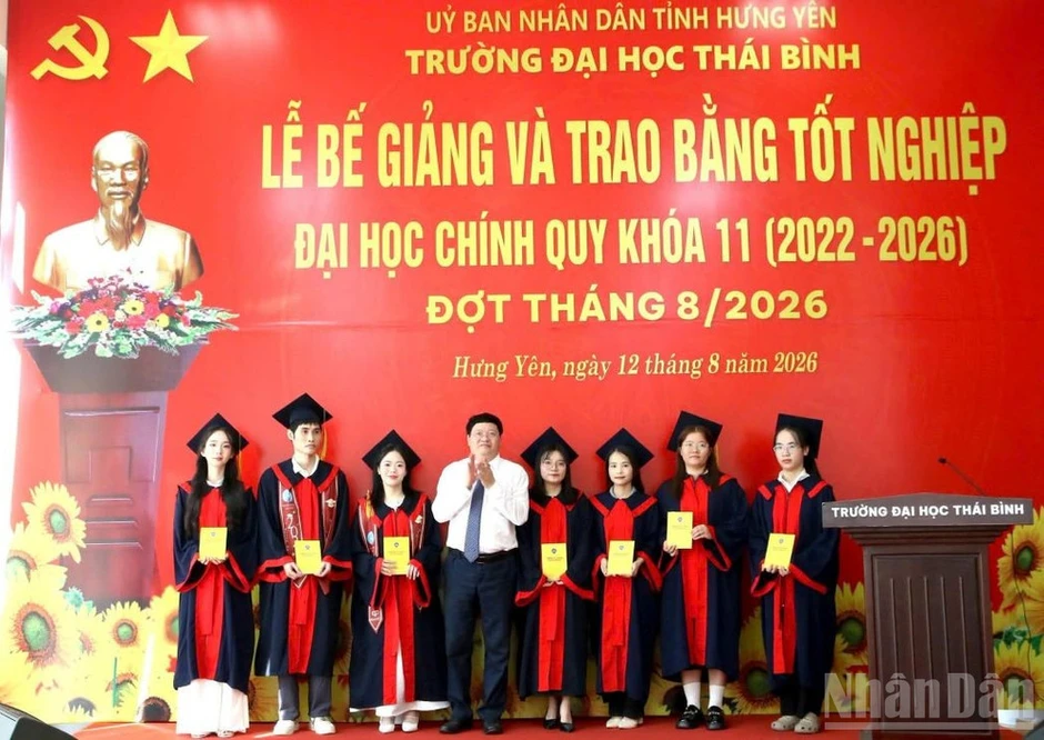 Trường đại học Thái Bình tổ chức cấp bằng tốt nghiệp cho sinh viên khóa 11