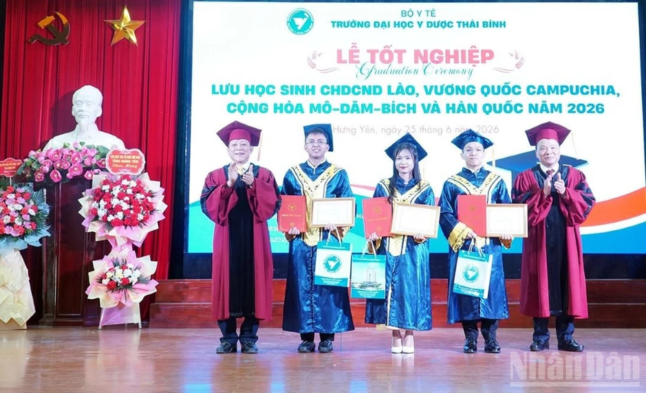 Trường đại học Y Dược Thái Bình trao bằng tốt nghiệp cho 57 lưu học sinh Trường đại học Y Dược Thái Bình trao bằng tốt nghiệp cho 57 lưu học sinh