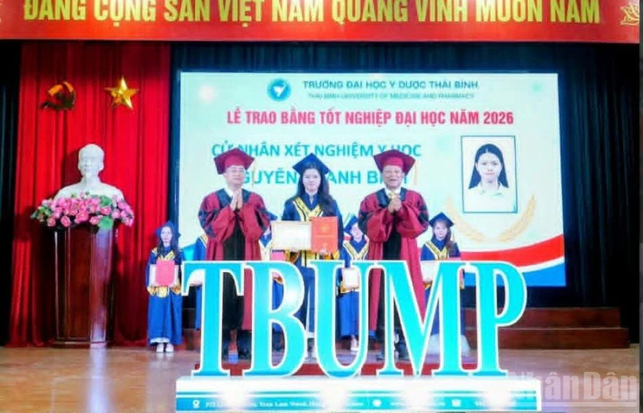 Trường đại học Y Dược Thái Bình trao bằng tốt nghiệp đại học cho gần 1.000 tân bác sĩ, dược sĩ và cử nhân Trường đại học Y Dược Thái Bình trao bằng tốt nghiệp đại học cho gần 1.000 tân bác sĩ, dược sĩ và cử nhân