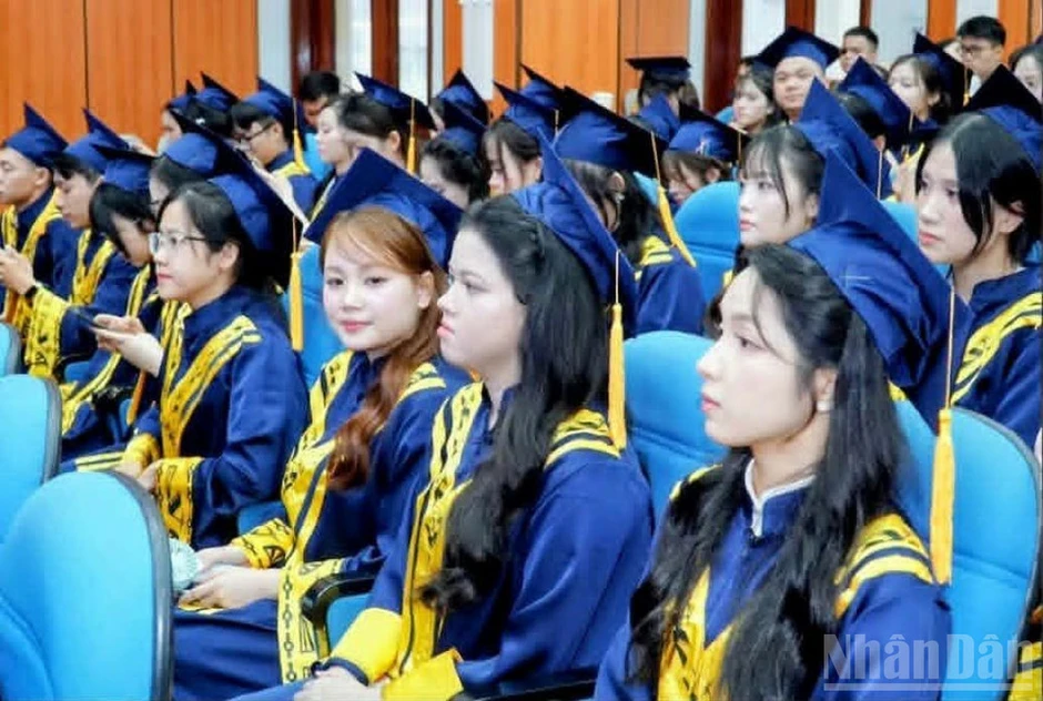 Trường đại học Y Dược Thái Bình trao bằng tốt nghiệp đại học cho gần 1.000 tân bác sĩ, dược sĩ và cử nhân Trường đại học Y Dược Thái Bình trao bằng tốt nghiệp đại học cho gần 1.000 tân bác sĩ, dược sĩ và cử nhân