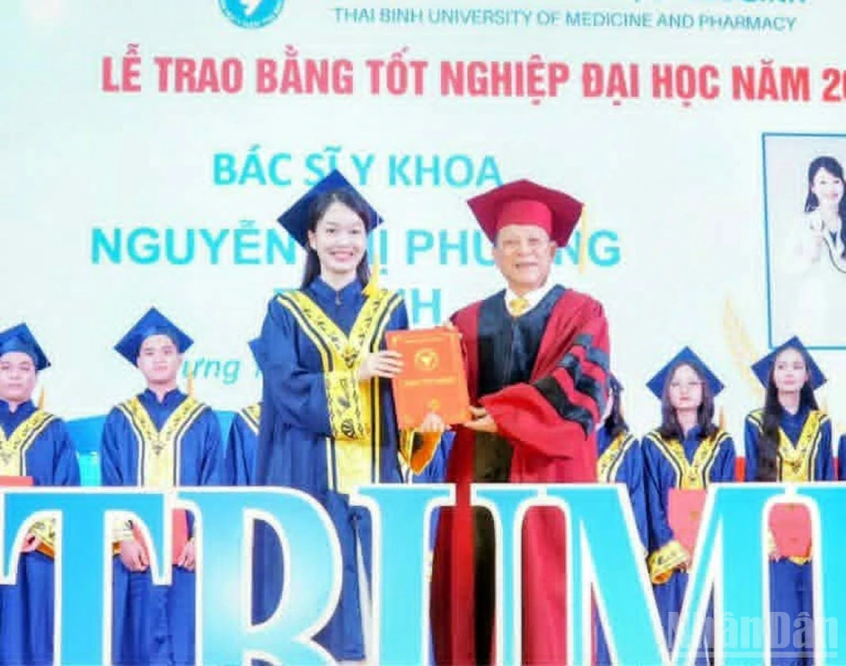 Trường đại học Y Dược Thái Bình trao bằng tốt nghiệp đại học cho gần 1.000 tân bác sĩ, dược sĩ và cử nhân Trường đại học Y Dược Thái Bình trao bằng tốt nghiệp đại học cho gần 1.000 tân bác sĩ, dược sĩ và cử nhân