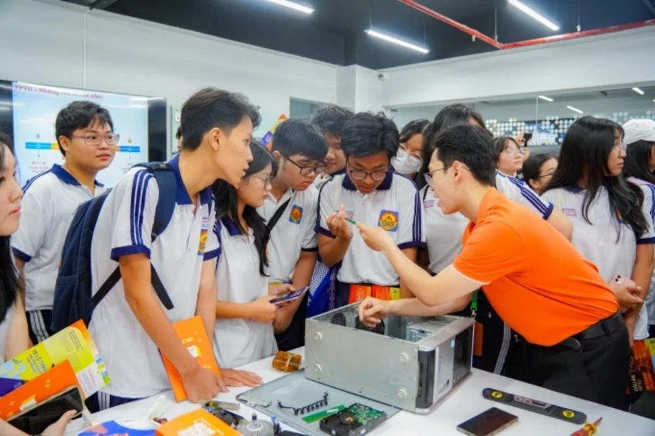 Trường ĐH FPT giảm 30% học phí toàn khóa cho học sinh vùng khó khăn Trường ĐH FPT giảm 30% học phí toàn khóa cho học sinh vùng khó khăn