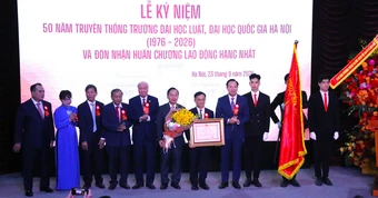 Trường ĐH Luật - ĐH Quốc gia Hà Nội nhận Huân chương Lao động hạng Nhất