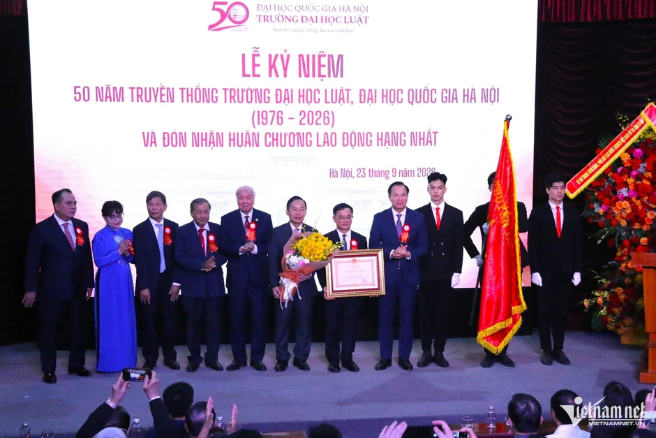 Trường ĐH Luật - ĐH Quốc gia Hà Nội nhận Huân chương Lao động hạng Nhất Trường ĐH Luật - ĐH Quốc gia Hà Nội nhận Huân chương Lao động hạng Nhất