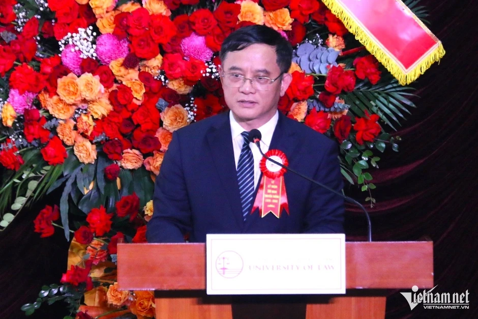 Trường ĐH Luật - ĐH Quốc gia Hà Nội nhận Huân chương Lao động hạng Nhất Trường ĐH Luật - ĐH Quốc gia Hà Nội nhận Huân chương Lao động hạng Nhất