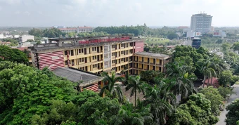 Trường học 10 năm không khai giảng, giáo viên đi làm phụ hồ