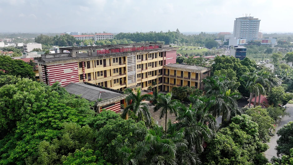 Trường học 10 năm không khai giảng, giáo viên đi làm phụ hồ Trường học 10 năm không khai giảng, giáo viên đi làm phụ hồ